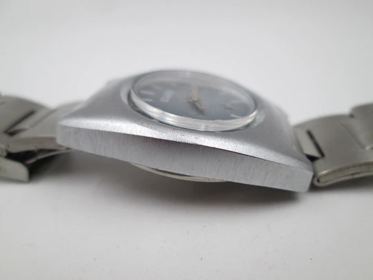 Duward Internat reloj unisex. Metal niquelado y acero. Dial azul. Calendario. Brazalete. 1970