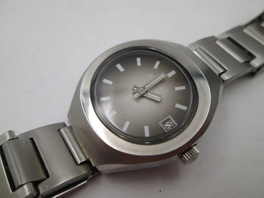 Duward Internat women's watch. Steel. Iridiscent dial. Calendar. Manual wind