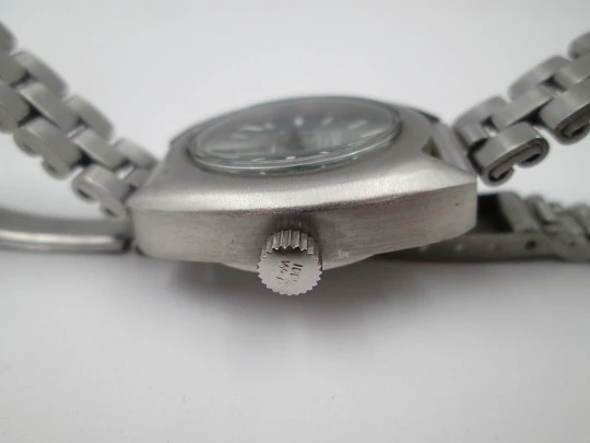 Duward steel women's watch. Manual wind. Calendar. Green dial. Bracelet. 1970's. Swiss