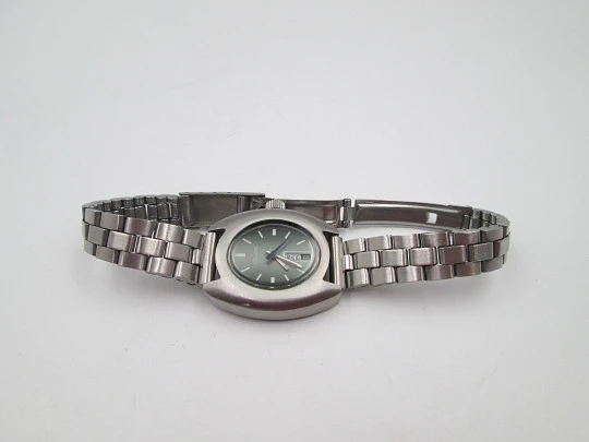 Duward steel women's watch. Manual wind. Calendar. Green dial. Bracelet. 1970's. Swiss