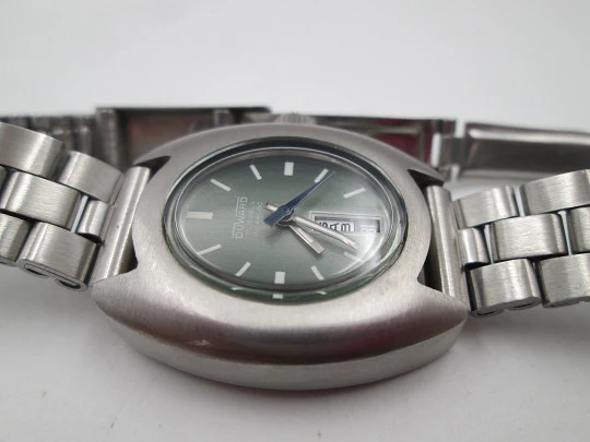Duward steel women's watch. Manual wind. Calendar. Green dial. Bracelet. 1970's. Swiss