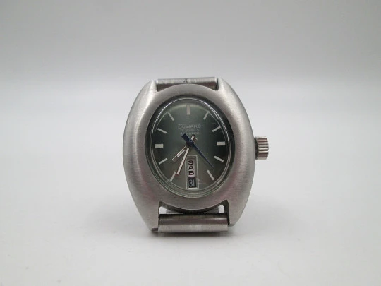 Duward steel women's watch. Manual wind. Calendar. Green dial. Bracelet. 1970's. Swiss