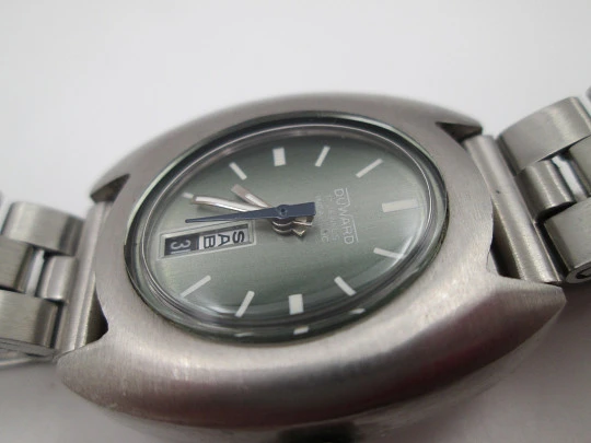 Duward steel women's watch. Manual wind. Calendar. Green dial. Bracelet. 1970's. Swiss