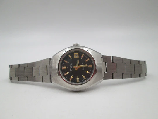 Duward Triumph women's watch. Steel. Black dial. Calendar. Manual wind. Bracelet. 1970's