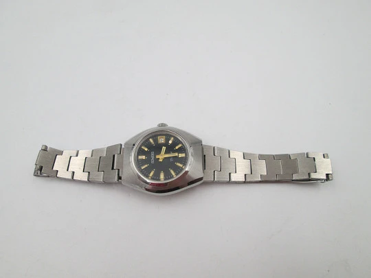Duward Triumph women's watch. Steel. Black dial. Calendar. Manual wind. Bracelet. 1970's
