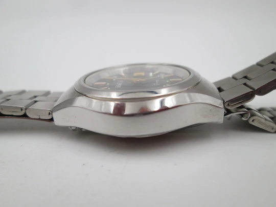 Duward Triumph women's watch. Steel. Green dial. Calendar. Manual wind. Bracelet. 1970's