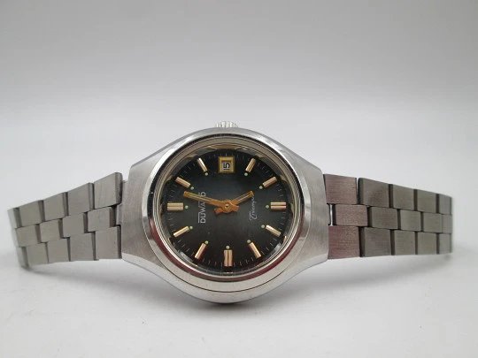 Duward Triumph women's watch. Steel. Green dial. Calendar. Manual wind. Bracelet. 1970's