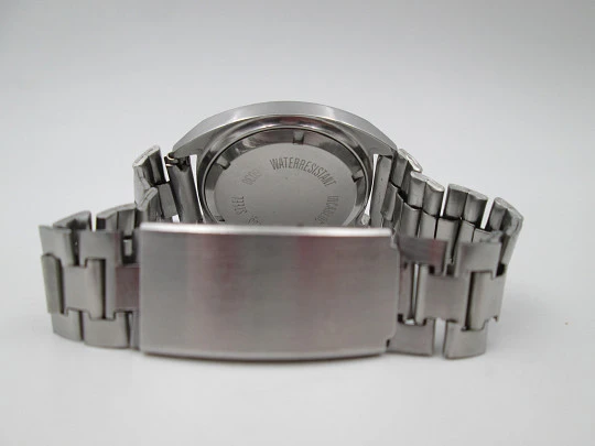 Duward. Stainless steel. Blue grey iridescent dial. Calendar. Manual wind. Bracelet. 1970's