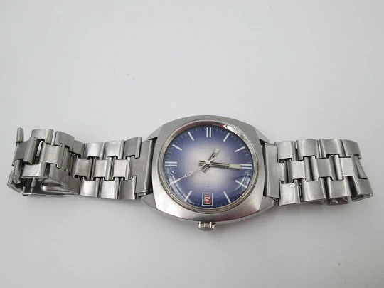 Duward. Stainless steel. Blue grey iridescent dial. Calendar. Manual wind. Bracelet. 1970's