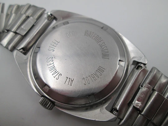 Duward. Stainless steel. Blue grey iridescent dial. Calendar. Manual wind. Bracelet. 1970's