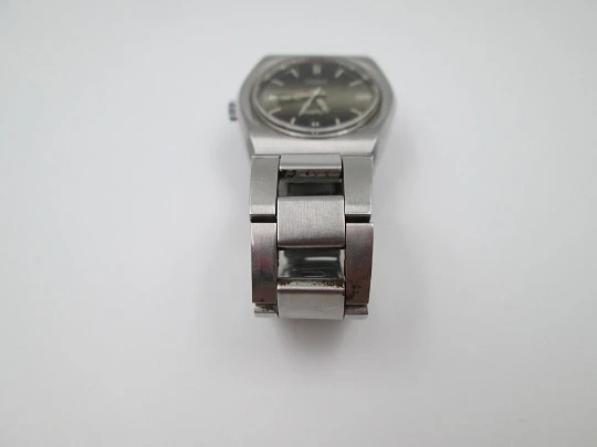 Duward. Stainless steel. Brown grey iridescent dial. Calendar. Manual wind. Bracelet. 1970's