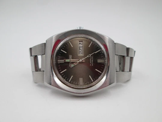 Duward. Stainless steel. Brown grey iridescent dial. Calendar. Manual wind. Bracelet. 1970's