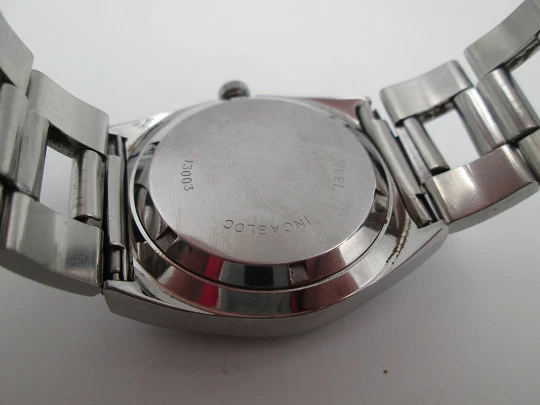 Duward. Stainless steel. Brown grey iridescent dial. Calendar. Manual wind. Bracelet. 1970's