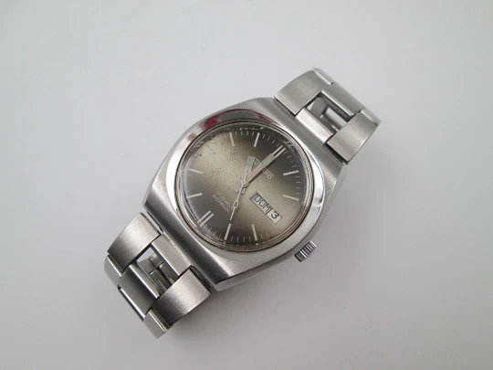 Duward. Stainless steel. Brown grey iridescent dial. Calendar. Manual wind. Bracelet. 1970's