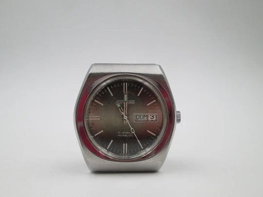 Duward. Stainless steel. Brown grey iridescent dial. Calendar. Manual wind. Bracelet. 1970's