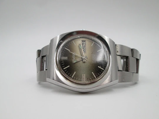 Duward. Stainless steel. Brown grey iridescent dial. Calendar. Manual wind. Bracelet. 1970's