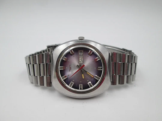 Duward. Stainless steel. Purple gray iridescent dial. Date & day. Bracelet