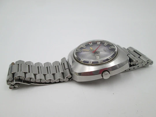 Duward. Stainless steel. Purple gray iridescent dial. Date & day. Bracelet