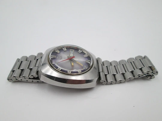 Duward. Stainless steel. Purple gray iridescent dial. Date & day. Bracelet