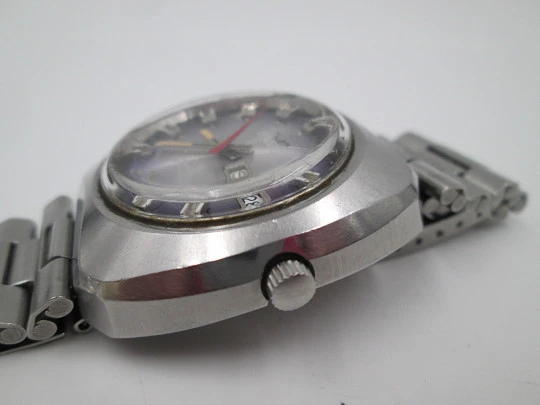 Duward. Stainless steel. Purple gray iridescent dial. Date & day. Bracelet