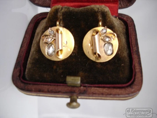 Earrings. 18 karat gold. Diamonds. 1920's. Box. Leaves and flowers