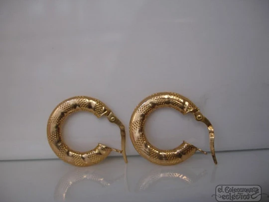 Earrings. 18K yellow gold. Flat hoops. 1970's. Chiseled