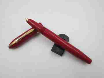 Eclipse Hooded Knight fountain pen. Burgundy plastic & gold plated. Button filler. 1940's