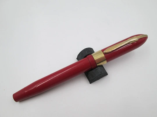 Eclipse Hooded Knight fountain pen. Burgundy plastic & gold plated. Button filler. 1940's