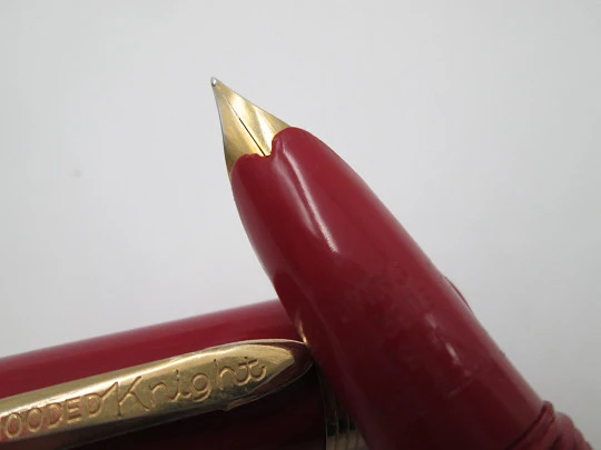 Eclipse Hooded Knight fountain pen. Burgundy plastic & gold plated. Button filler. 1940's