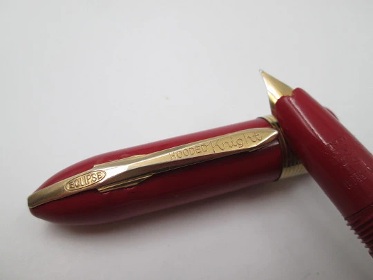Eclipse Hooded Knight fountain pen. Burgundy plastic & gold plated. Button filler. 1940's