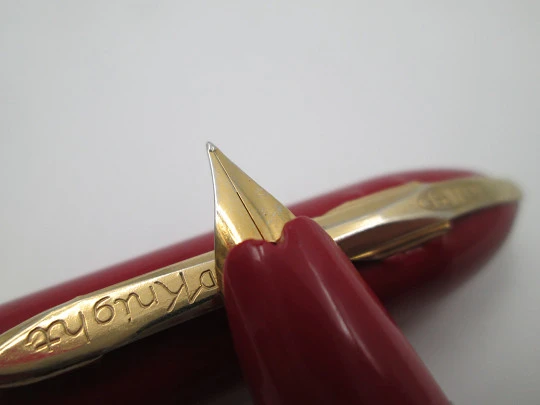 Eclipse Hooded Knight fountain pen. Burgundy plastic & gold plated. Button filler. 1940's