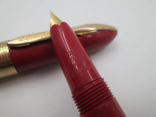 Eclipse Hooded Knight fountain pen. Burgundy plastic & gold plated. Button filler. 1940's