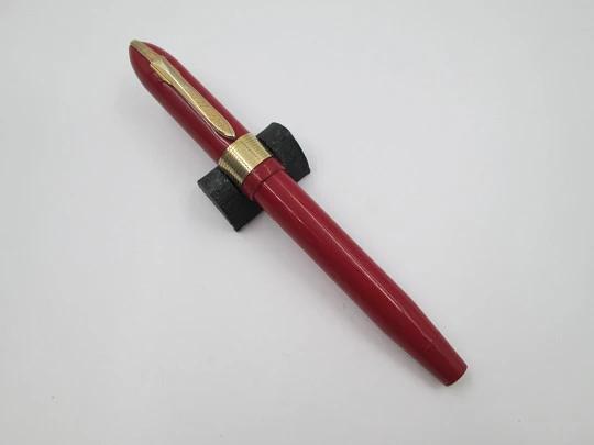 Eclipse Hooded Knight fountain pen. Burgundy plastic & gold plated. Button filler. 1940's