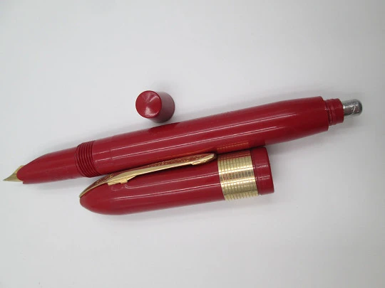 Eclipse Hooded Knight fountain pen. Burgundy plastic & gold plated. Button filler. 1940's