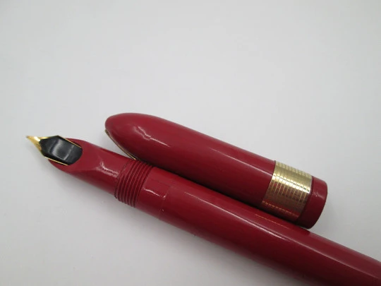 Eclipse Hooded Knight fountain pen. Burgundy plastic & gold plated. Button filler. 1940's
