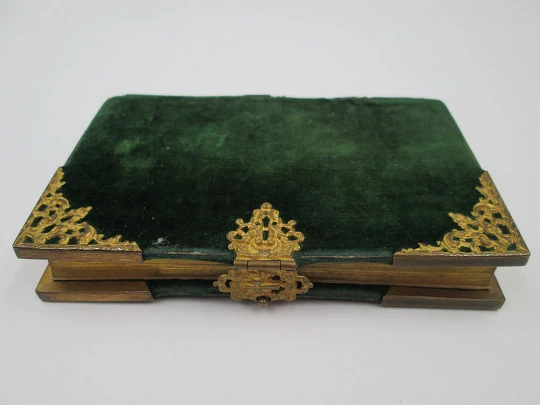 'Ejercicio Cotidiano'. Manuel Martin. Green velvet & openwork decorations. 1844.