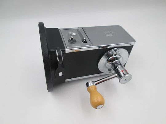 El Casco M-430 CN desktop crank pencil sharpener. Chromed steel and black lacquered El Casco M-430 CN desktop crank pencil sharpener. Chromed steel and black lacquered