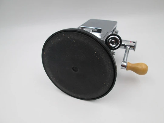 El Casco M-430 CN desktop crank pencil sharpener. Chromed steel and black lacquered El Casco M-430 CN desktop crank pencil sharpener. Chromed steel and black lacquered
