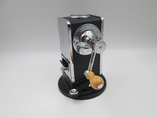 El Casco M-430 CN desktop crank pencil sharpener. Chromed steel and black lacquered El Casco M-430 CN desktop crank pencil sharpener. Chromed steel and black lacquered