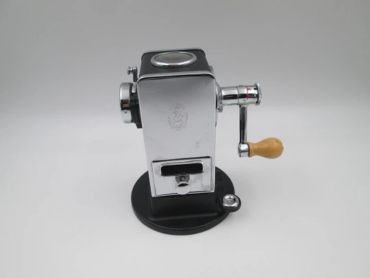 El Casco M-430 CN desktop crank pencil sharpener. Chromed steel and black lacquered El Casco M-430 CN desktop crank pencil sharpener. Chromed steel and black lacquered