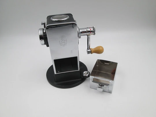 El Casco M-430 CN desktop crank pencil sharpener. Chromed steel and black lacquered El Casco M-430 CN desktop crank pencil sharpener. Chromed steel and black lacquered