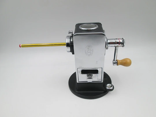 El Casco M-430 CN desktop crank pencil sharpener. Chromed steel and black lacquered El Casco M-430 CN desktop crank pencil sharpener. Chromed steel and black lacquered