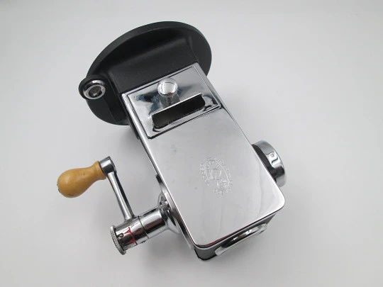 El Casco M-430 CN desktop crank pencil sharpener. Chromed steel and black lacquered El Casco M-430 CN desktop crank pencil sharpener. Chromed steel and black lacquered