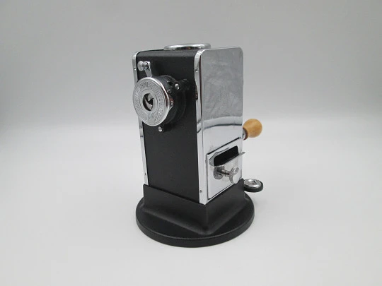 El Casco M-430 CN desktop crank pencil sharpener. Chromed steel and black lacquered El Casco M-430 CN desktop crank pencil sharpener. Chromed steel and black lacquered