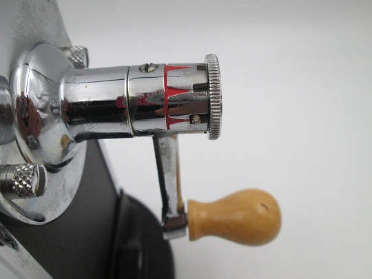 El Casco M-430 CN desktop crank pencil sharpener. Chromed steel and black lacquered El Casco M-430 CN desktop crank pencil sharpener. Chromed steel and black lacquered