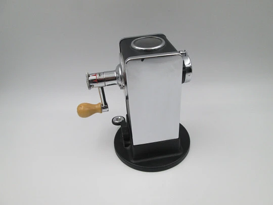 El Casco M-430 CN desktop crank pencil sharpener. Chromed steel and black lacquered El Casco M-430 CN desktop crank pencil sharpener. Chromed steel and black lacquered