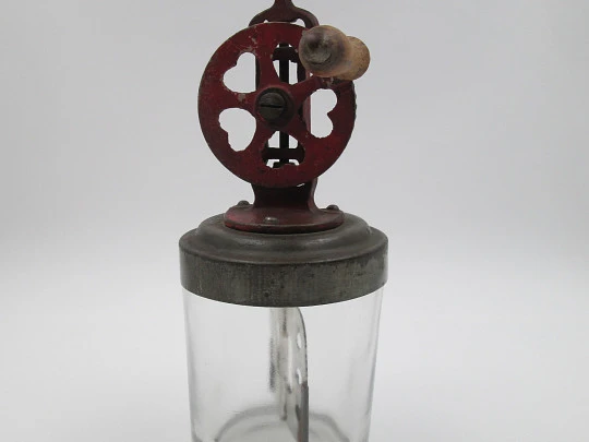 Elma hand crank blender. Iron, wood and glass. 1930's. Spain