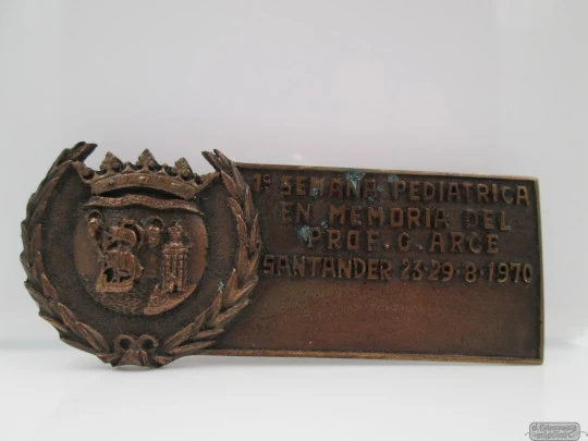 Emblema bronce. Profesor C. Arce. Primera Semana Pediátrica. 1970