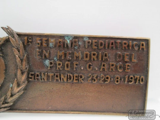 Emblema bronce. Profesor C. Arce. Primera Semana Pediátrica. 1970