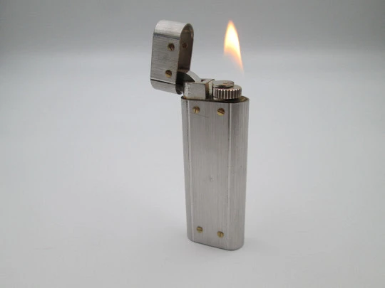 Encendedor a gas Cartier París Santos. Chapado en plata y detalles oro. 1980. Suiza Encendedor a gas Cartier París Santos. Chapado en plata y detalles oro. 1980. Suiza